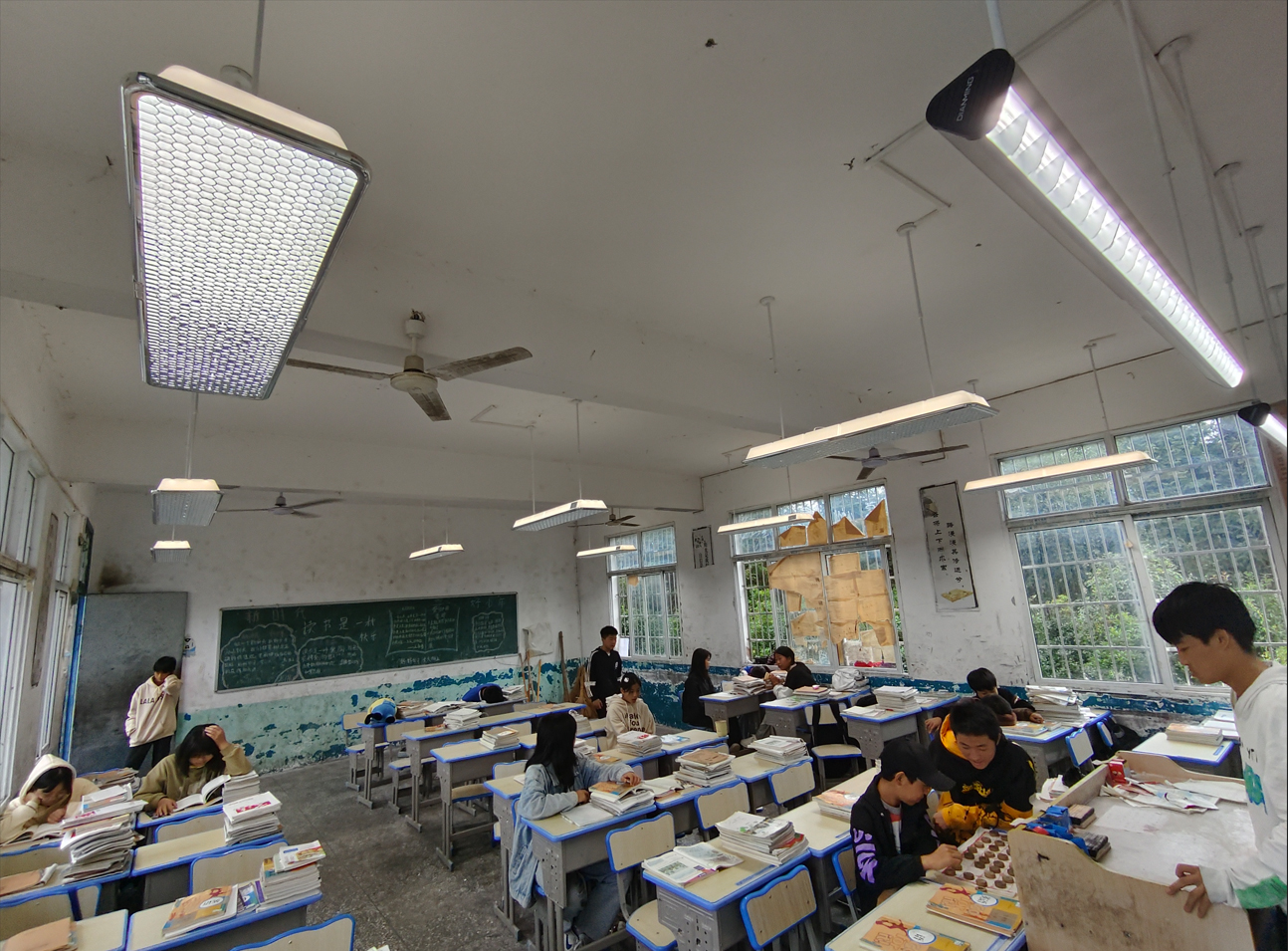 湖南凤凰县新场中学灯光改造捐赠案例-电明科技官网