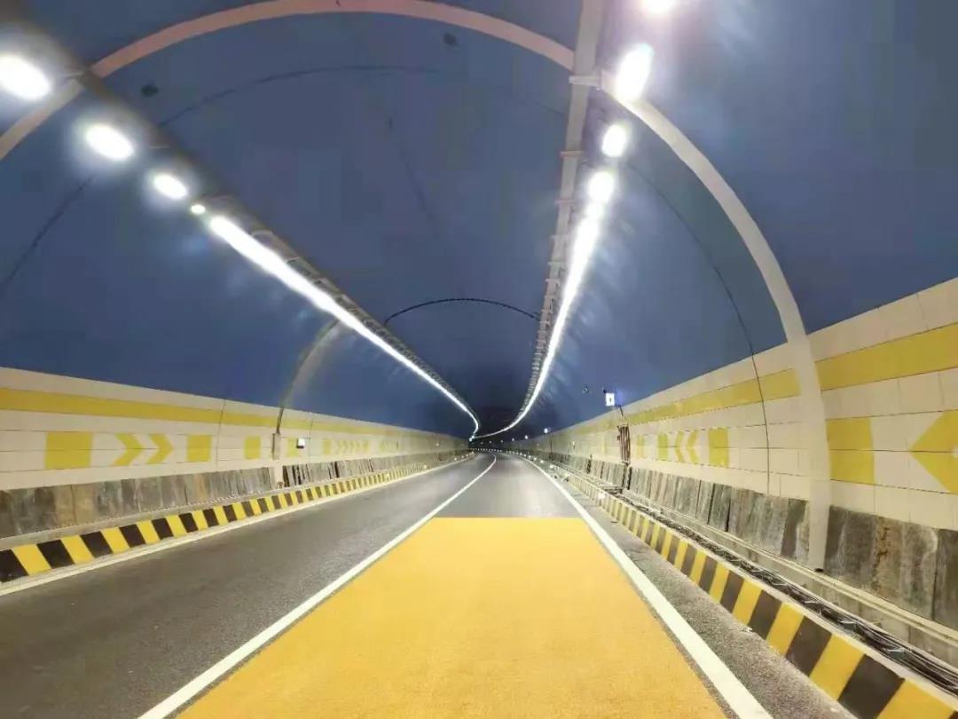 甘肃静庄高速公路柳梁隧道（1980米）